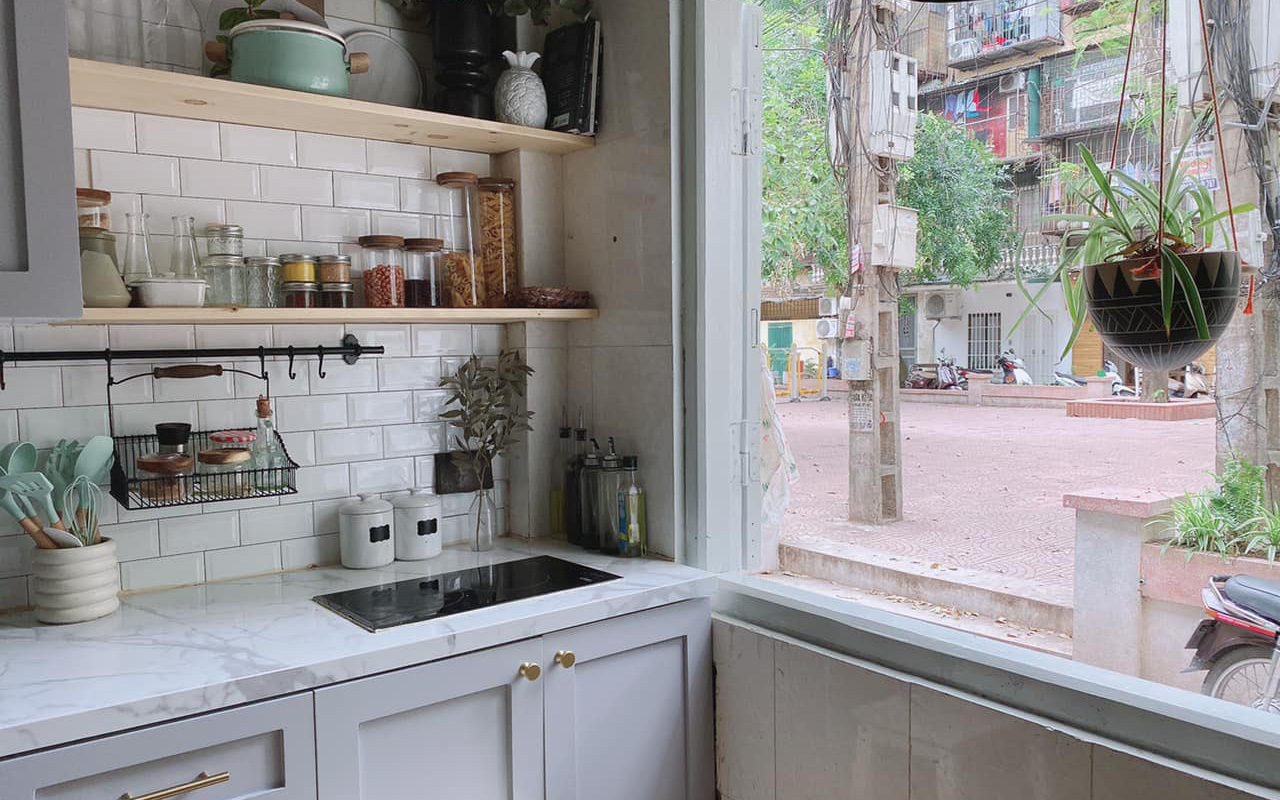 Căn bếp 10m² trong nhà tập thể cũ vừa thông thoáng vừa tiện ích của bà mẹ trẻ thích nội trợ ở Hà Nội