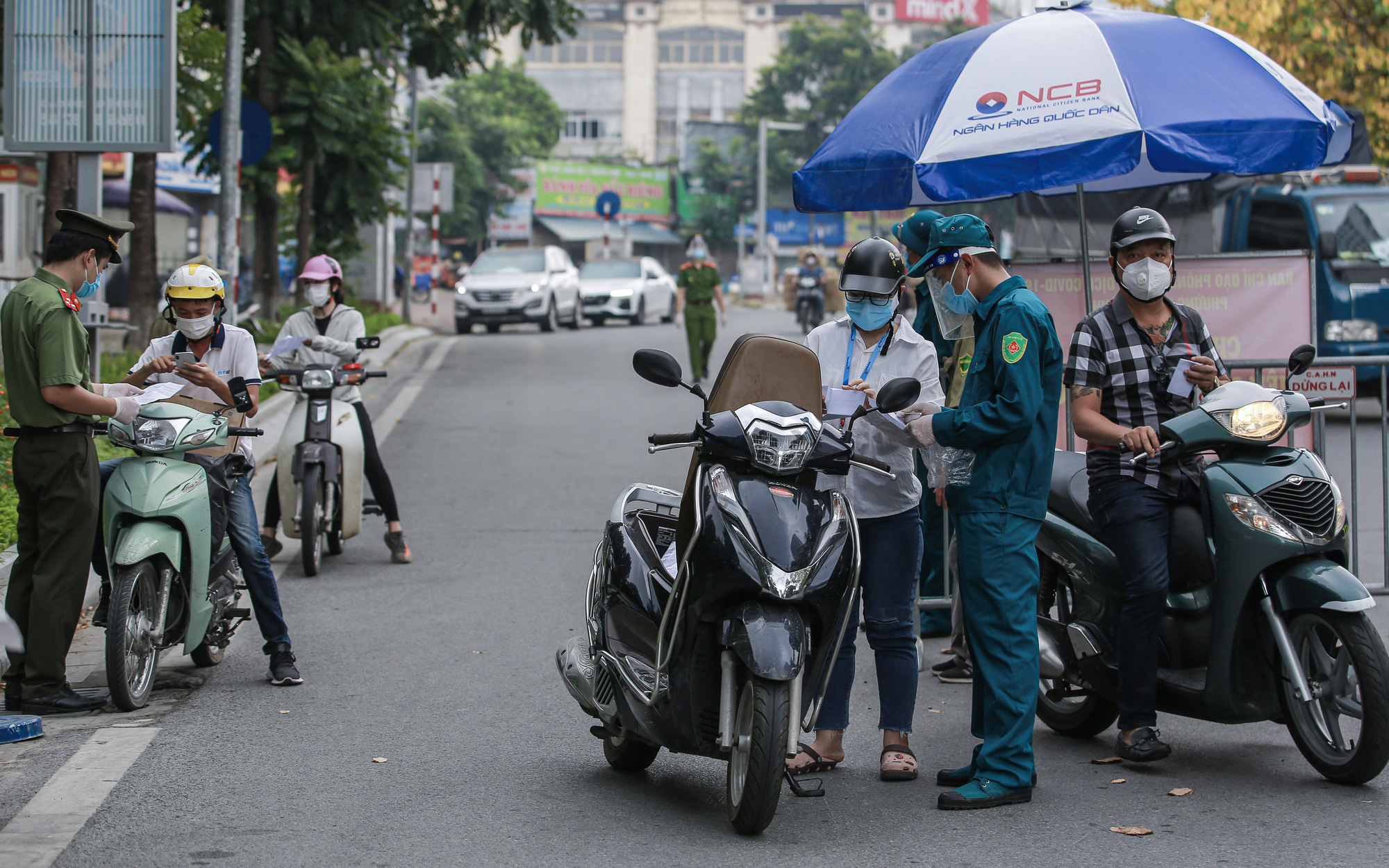 Diễn biến dịch COVID-19 ngày 10/8: Hà Nội điều chỉnh quy định siết chặt Giấy đi đường