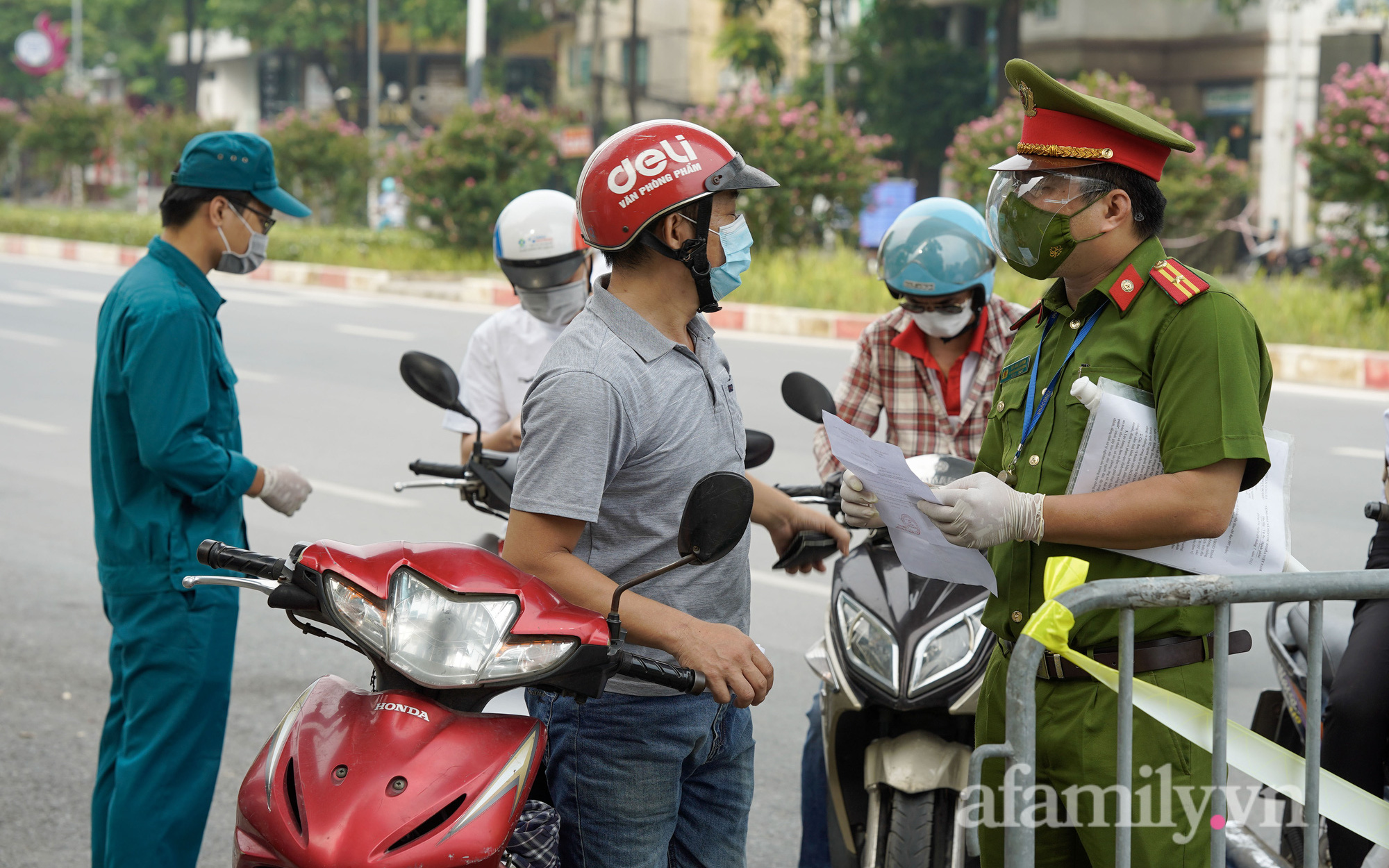 Hà Nội điều chỉnh quy định siết chặt Giấy đi đường, người đi đường không cần xuất trình lịch làm việc, giấy phân công nhiệm vụ