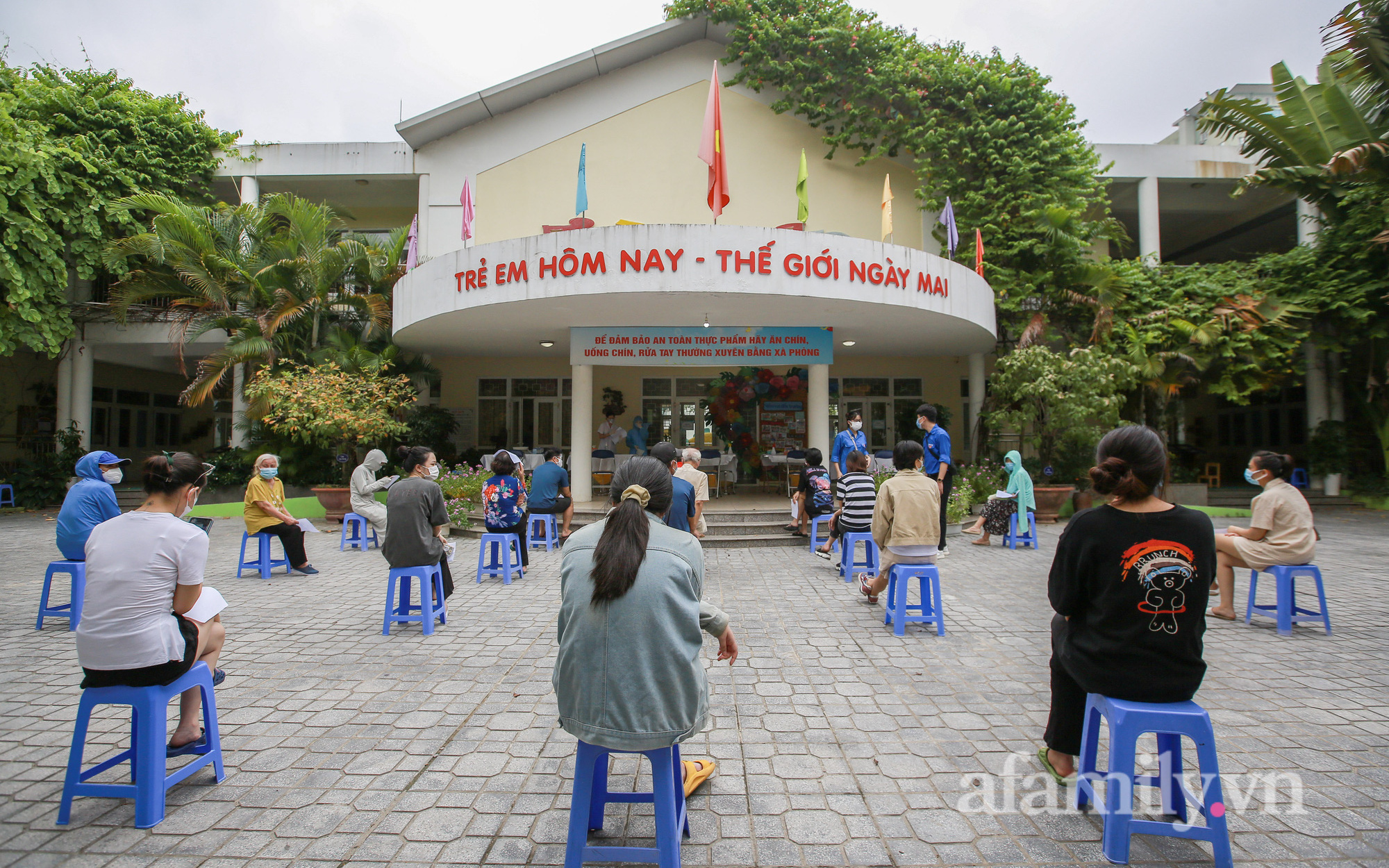 CẬN CẢNH: Hà Nội khẩn trương lấy mẫu xét nghiệm 300.000 người nguy cơ cao nhằm "lột sạch" F0 ngoài cộng đồng