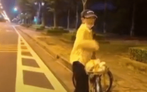 Người phụ nữ đi xe đạp bật khóc khi người lạ hỏi "chị đi đâu về vậy?"