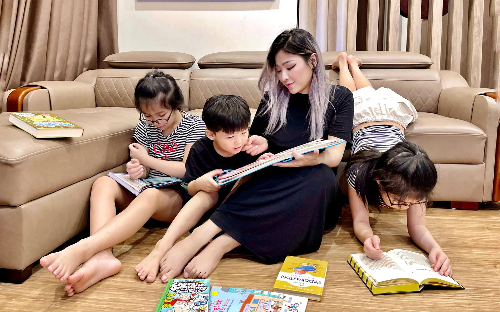 Hot mom Tia Liêu khoe khoảnh khắc yên bình đọc sách bên các con, dân tình trầm trồ khen lũ trẻ bởi một chi tiết nhỏ