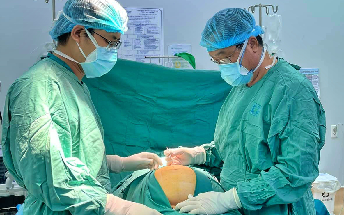 Bác sĩ Sài Gòn cứu bệnh nhân ung thư buồng trứng di căn "khổng lồ"