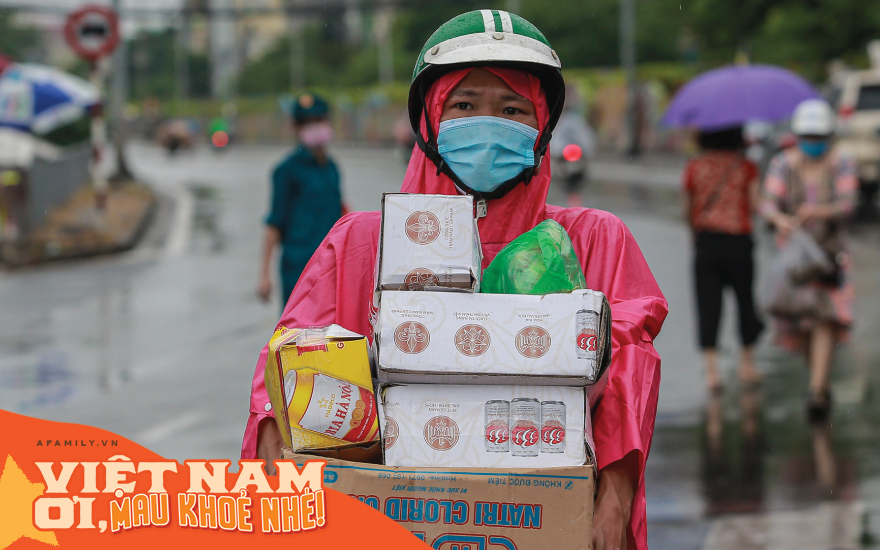 Hà Nội: Người dân đội mưa tiếp tế nhu yếu phẩm đến điểm cách ly y tế phường Chương Dương