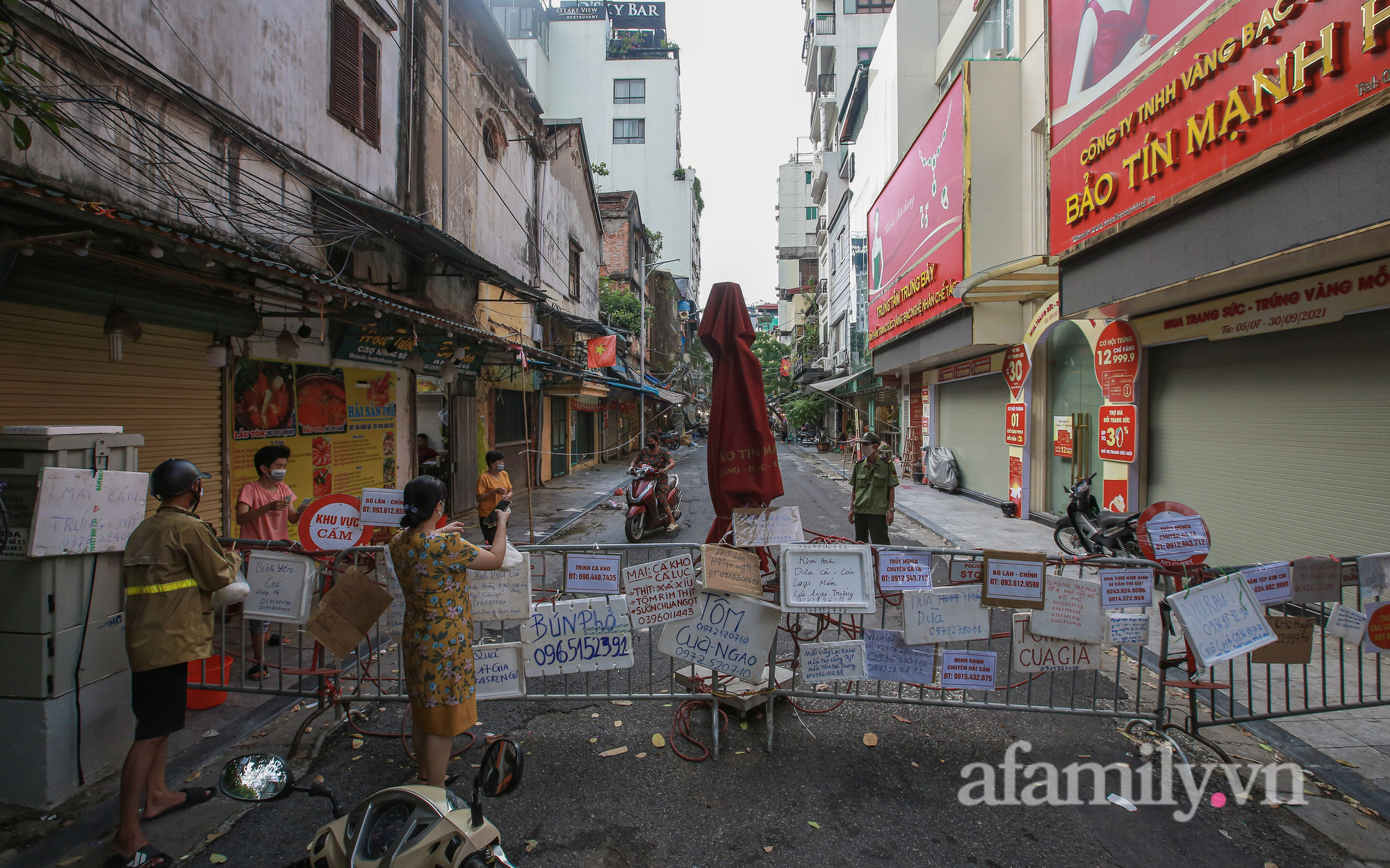 Hà Nội: Chợ phố cổ biển quảng cáo treo kín hàng rào, ai mua gì "a lô có ngay" không cần vào chợ