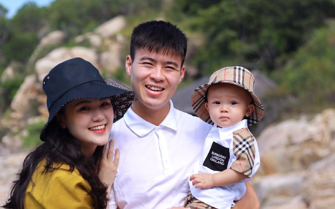 Hậu scandal bị nhân viên tố nhập nhằng tiền lương, vợ chồng Quỳnh Anh - Duy Mạnh đồng loạt đăng ảnh khoe cậu con trai tròn 1 tuổi