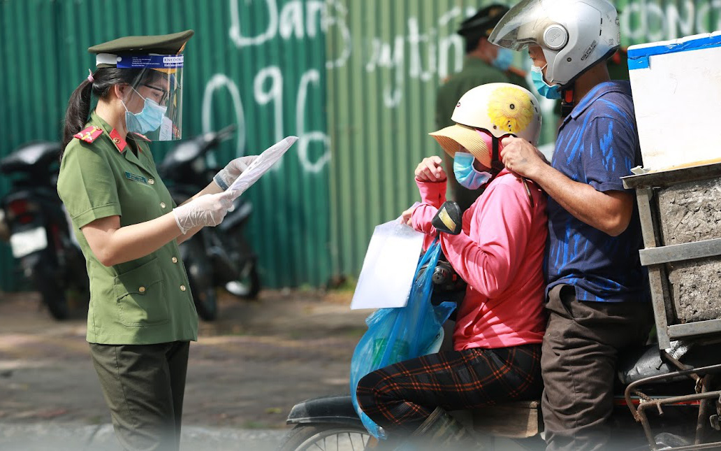 Ngày đầu ra quân, tổ công tác đặc biệt ở Hà Nội phát hiện nhiều trường hợp "mượn" giấy đi đường