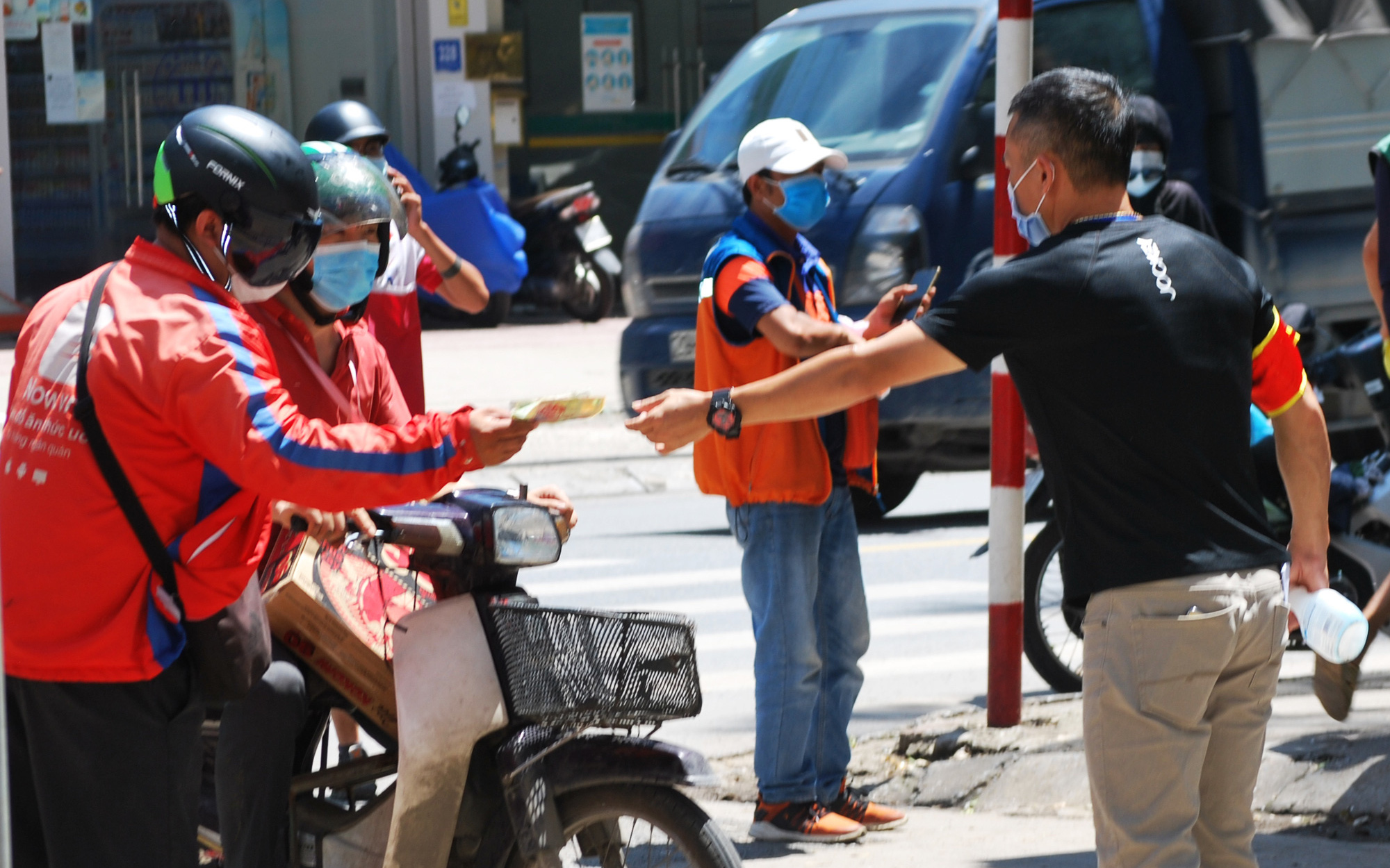 "Bí kíp" giữ vững Vùng xanh của khu chung cư nghìn dân ở Hà Nội: Kiểm soát chặt chẽ người ra-vào, muốn nhận hàng ship cũng phải đúng ngày theo phiếu đi chợ