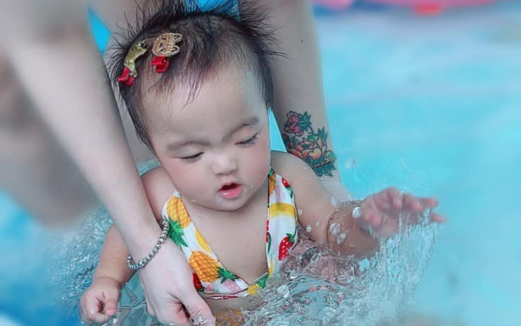 Diện bikini tí hon siêu đáng yêu nhưng con gái Mạc Văn Khoa vẫn gây chú ý nhờ biểu cảm hài hước khi xuống nước
