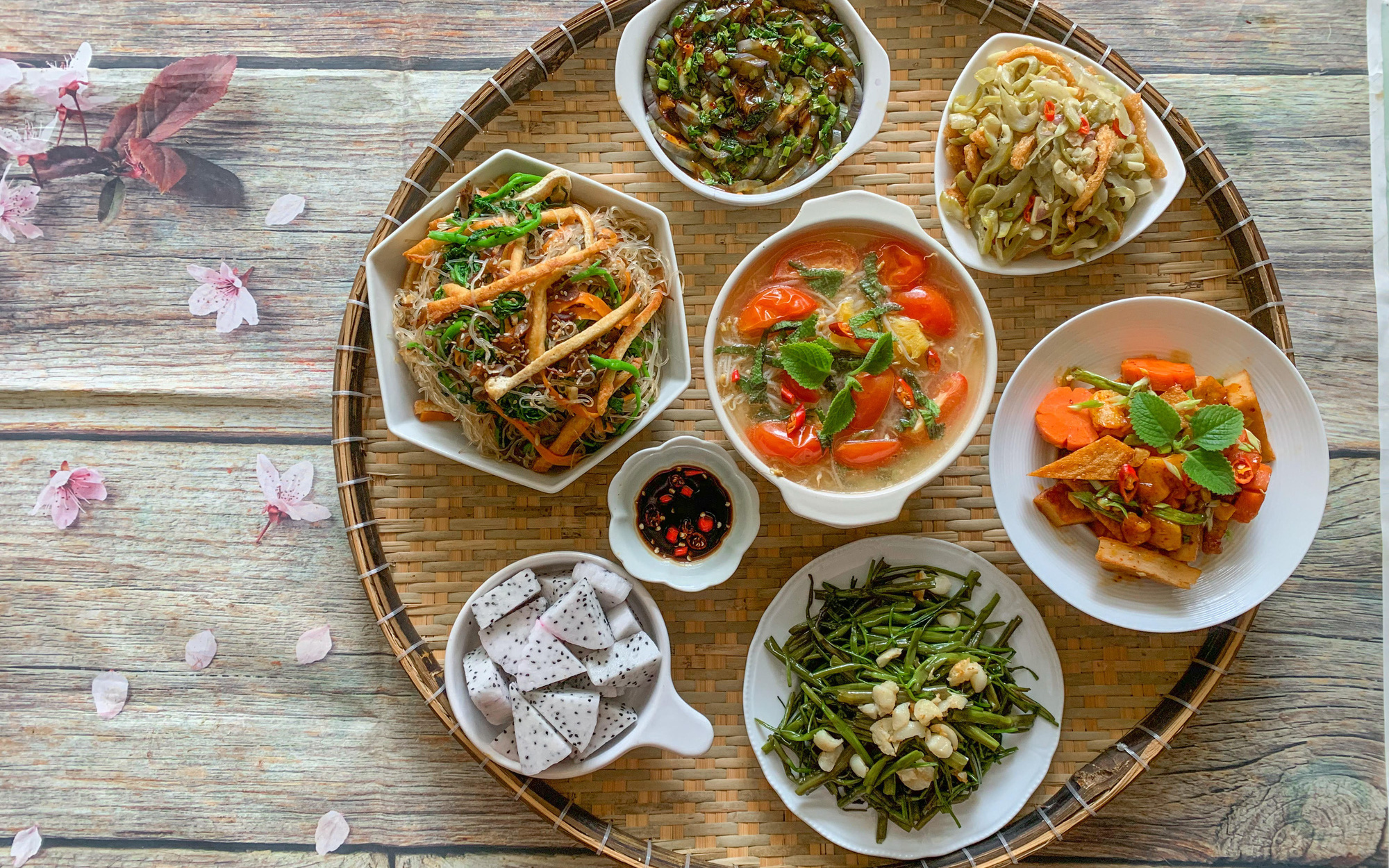 Mẹ đảm Sài Gòn chia sẻ mâm cơm chay cúng rằm tháng 7 tròn đầy mà giản dị dễ nấu