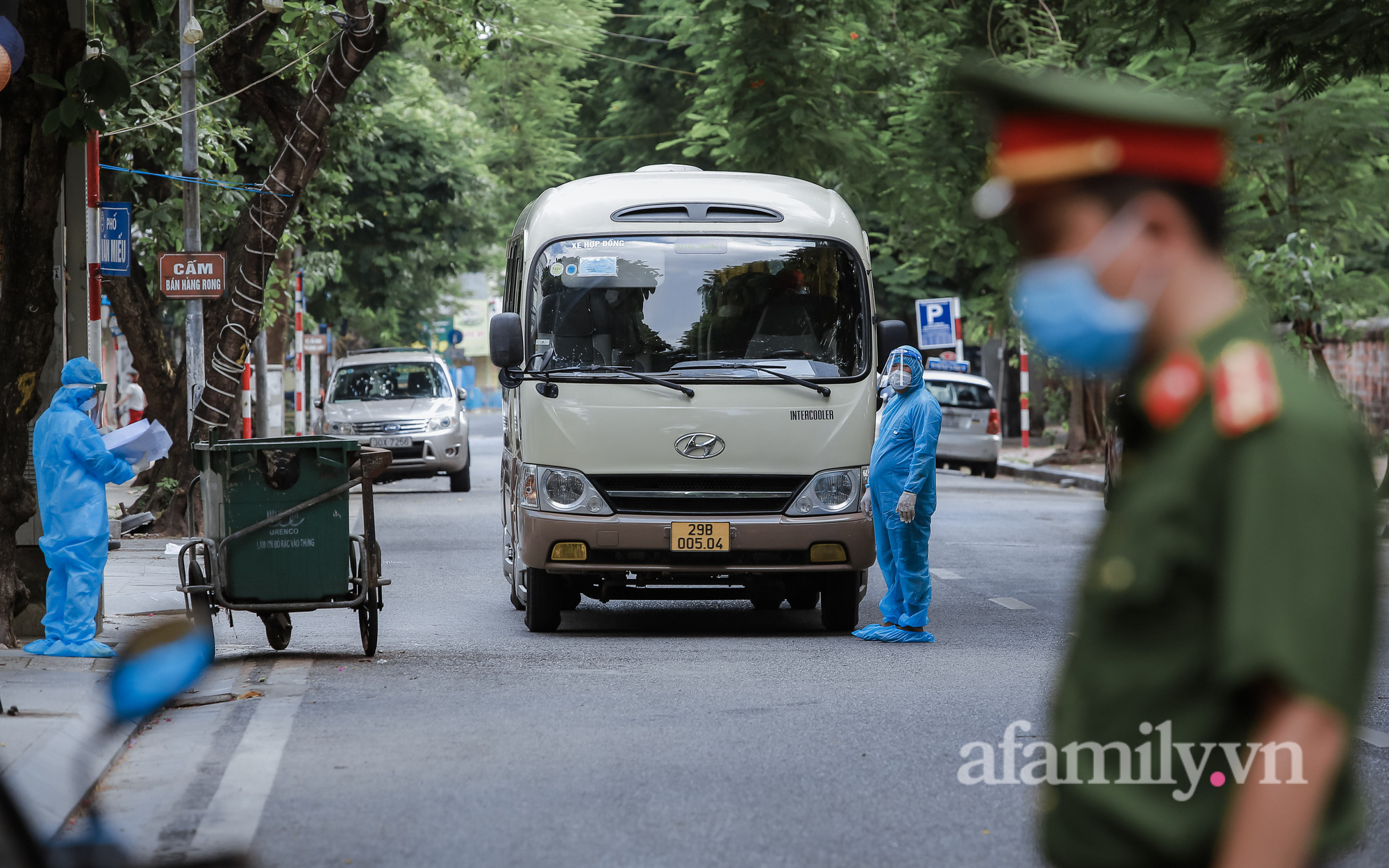 Hà Nội: Phường Văn Miếu thiết lập vùng cách ly "nội bất xuất, ngoại bất nhập" sau khi ghi nhận 22 ca dương tính SARS-CoV-2 trong 1 ngày