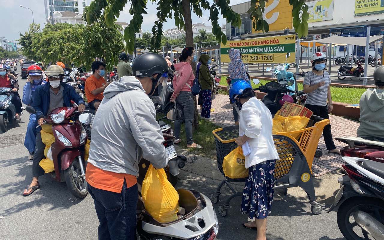 TP.HCM khẳng định đã chuẩn bị sẵn các phương án đảm bảo cung ứng nhu yếu phẩm, người dân không cần đổ xô tích trữ