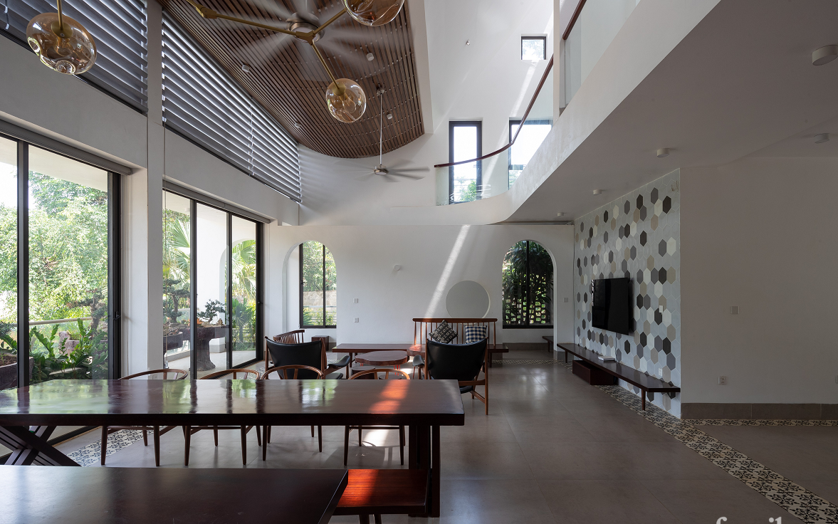 Ngôi nhà quanh năm mát mẻ nhờ thiết kế mái cong lưu thông gió tự nhiên ở Sơn La