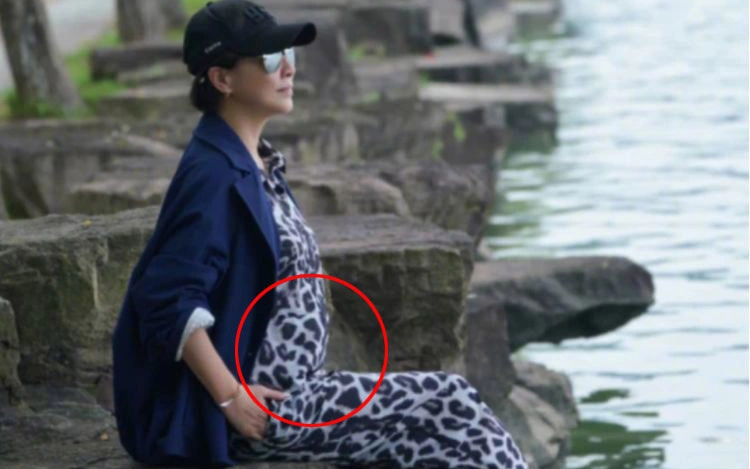 Lưu Gia Linh bị soi vòng hai nhô cao, lộ nghi vấn mang thai ở tuổi 55