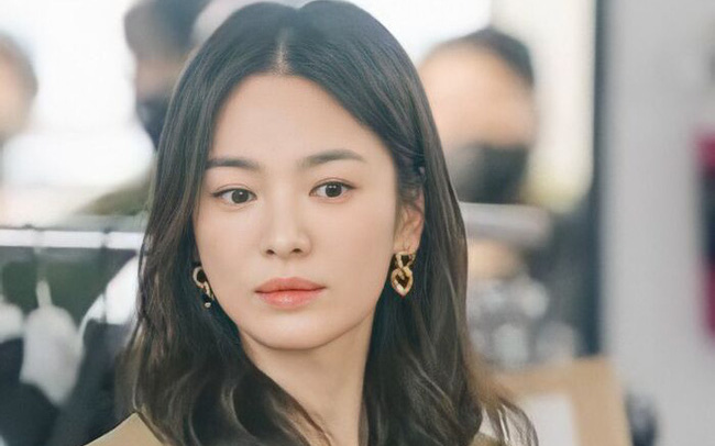 Song Hye Kyo lại gặp phải đối thủ tầm cỡ trong lần tái xuất tới, Son Ye Jin cũng từng phải nhận cái kết "đau" vì đụng độ người này