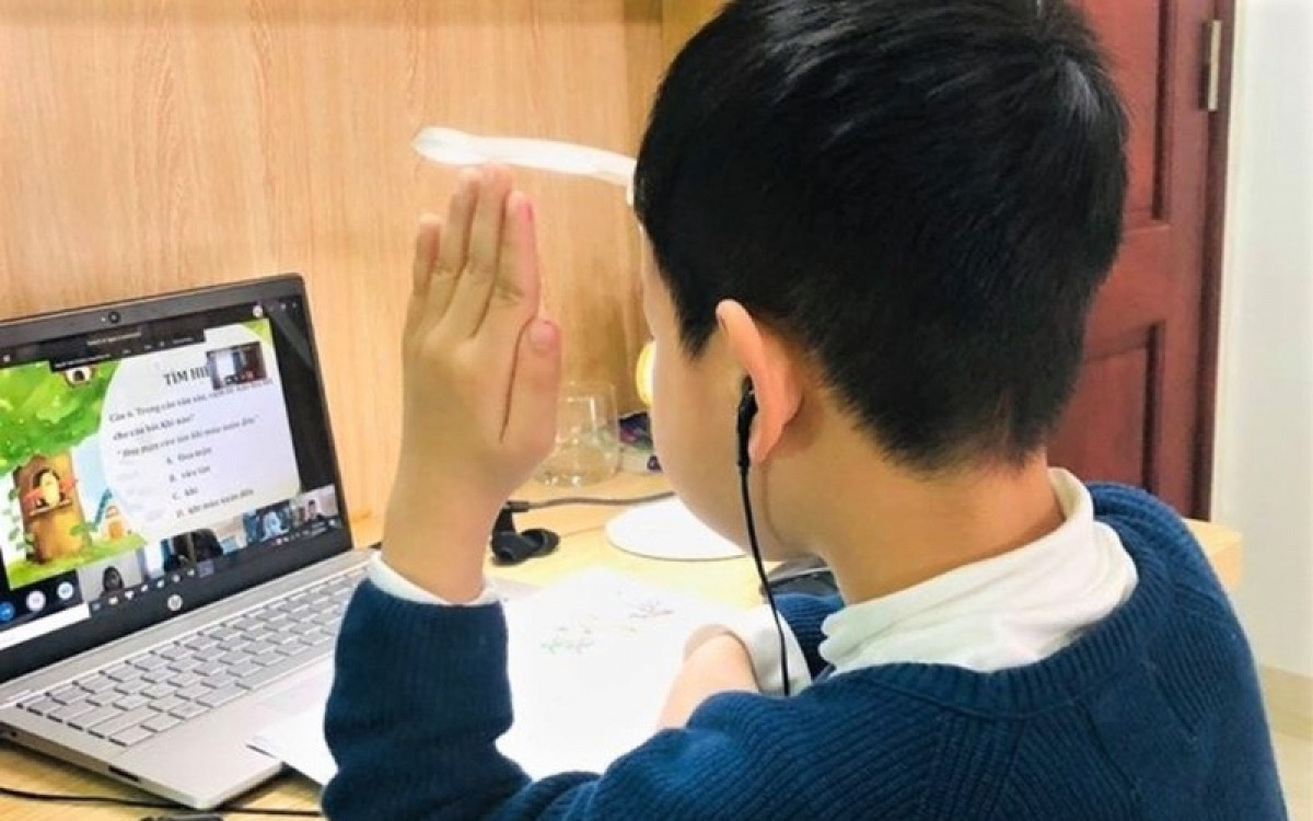 Trường tiểu học “bê” nguyên thời khóa biểu ở lớp vào dạy online, phụ huynh sợ con căng não, hại mắt vì ngồi máy tính quá nhiều