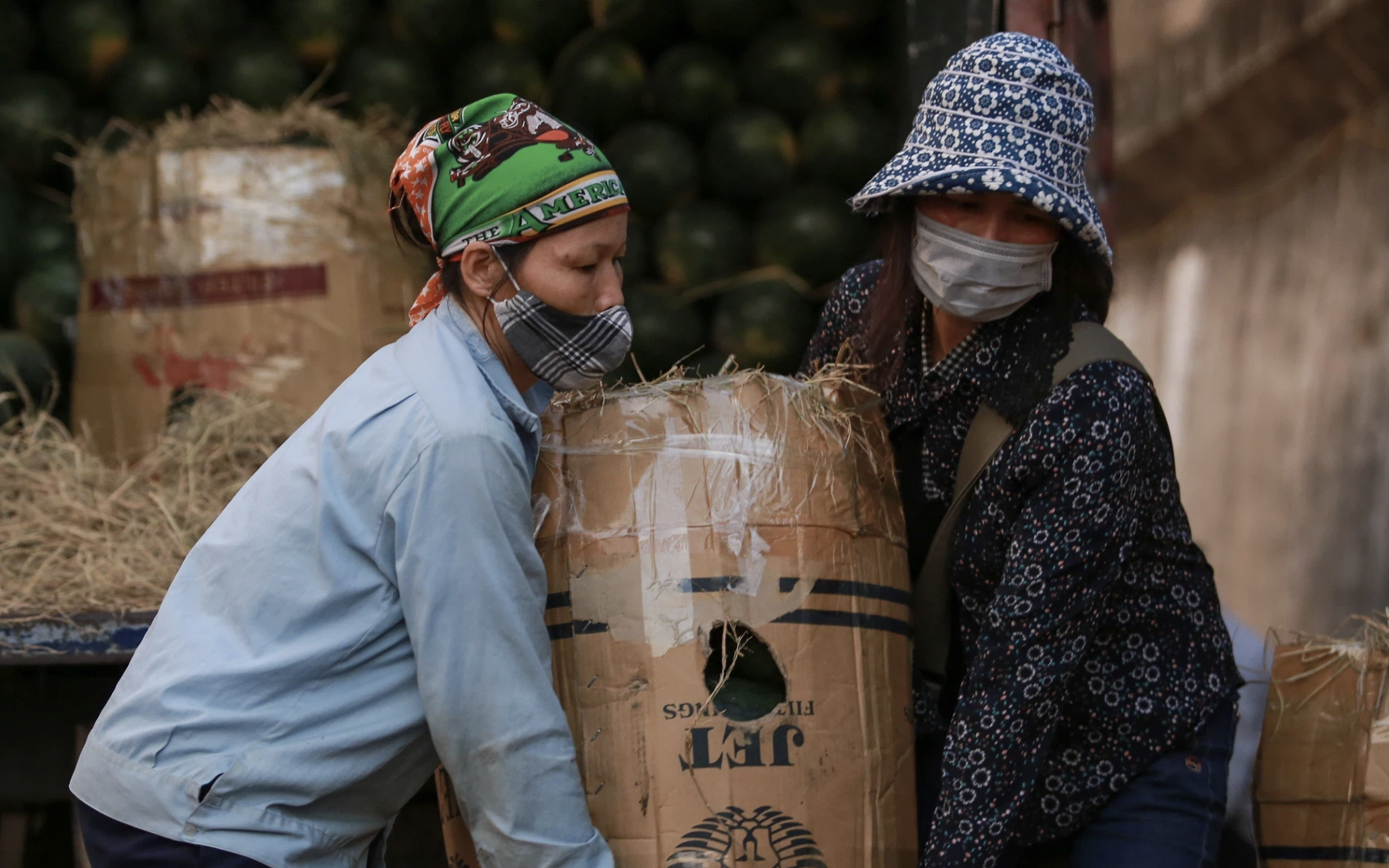 Tiểu thương chợ Long Biên nháo nhào bán tháo hàng tấn dưa hấu, củ đậu... khi hay tin chợ bị phong tỏa: "Lỗ cũng phải bán hết"