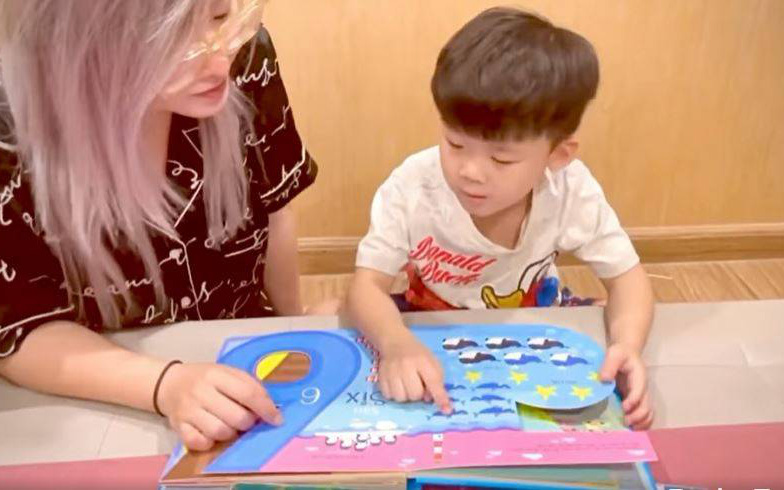 Ở nhà giãn cách tranh thủ dạy con tiếng Anh như hot mom Tia Liêu: Nghe cậu út 4 tuổi nói như gió mà mê