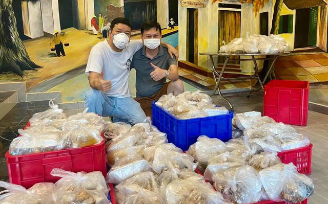 Phóng viên Vương Việt Phương – người phát động, trao gửi những suất cơm tình nghĩa giữa dịch