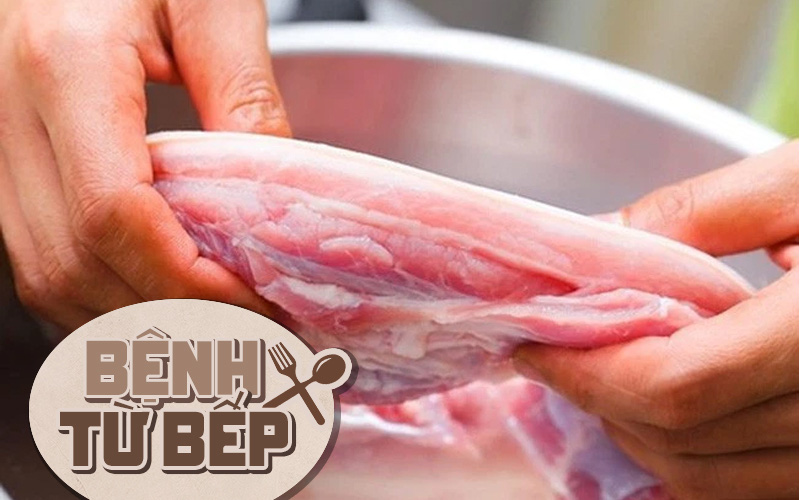 Trước khi nấu ăn, nhiều người đem chần thịt lợn qua nước nóng để loại bỏ chất bẩn: Chuyên gia nói "sai lầm tai hại"