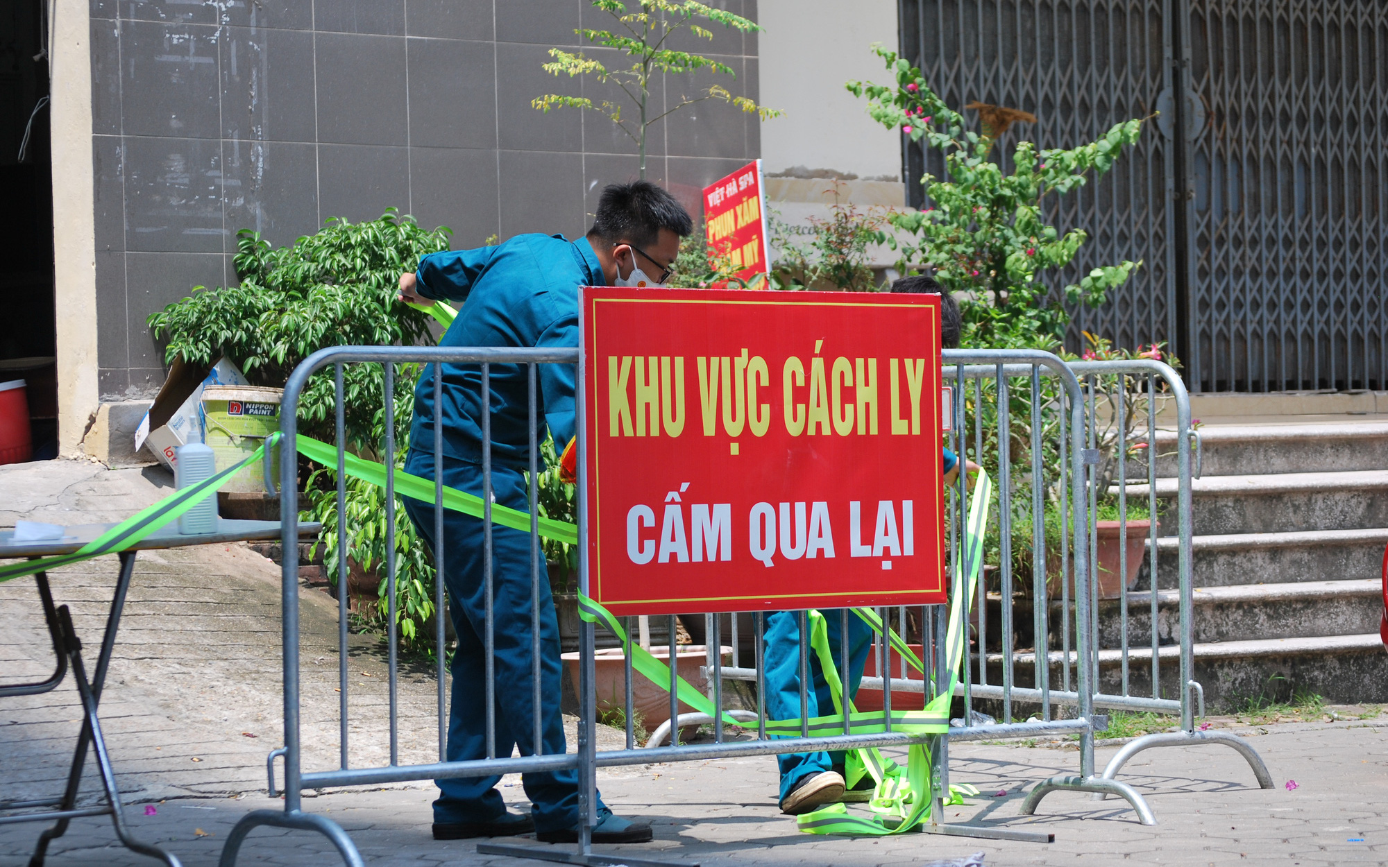 Hà Nội: Tạm thời phong tỏa tòa nhà hơn 350 nhân khẩu sau khi một cư dân bán hàng ở sảnh dương tính SARS-CoV-2