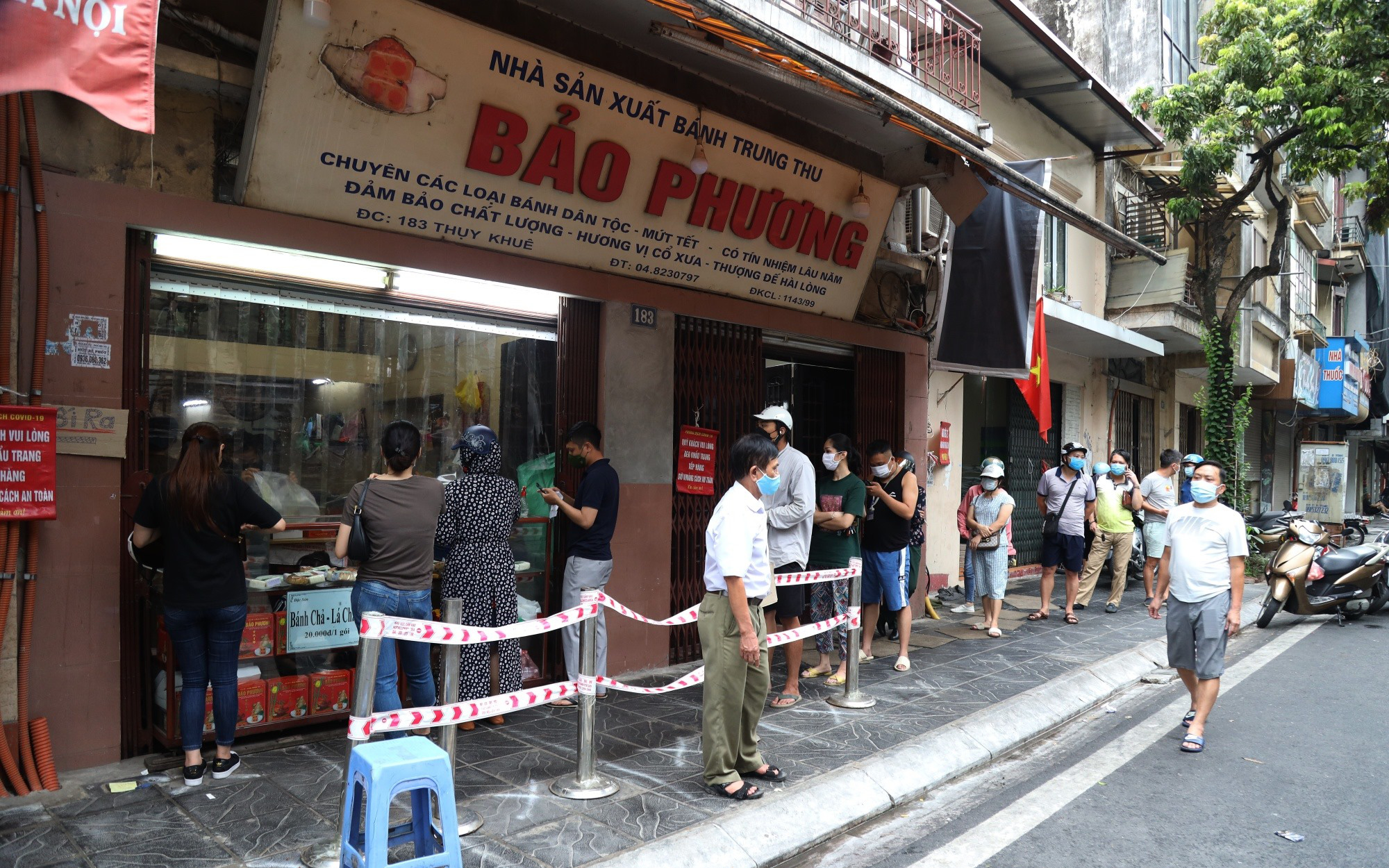 Hà Nội: Quận Tây Hồ chỉ đạo xử lý nghiêm tiệm bánh Trung thu Bảo Phương để khách xếp hàng tấp nập