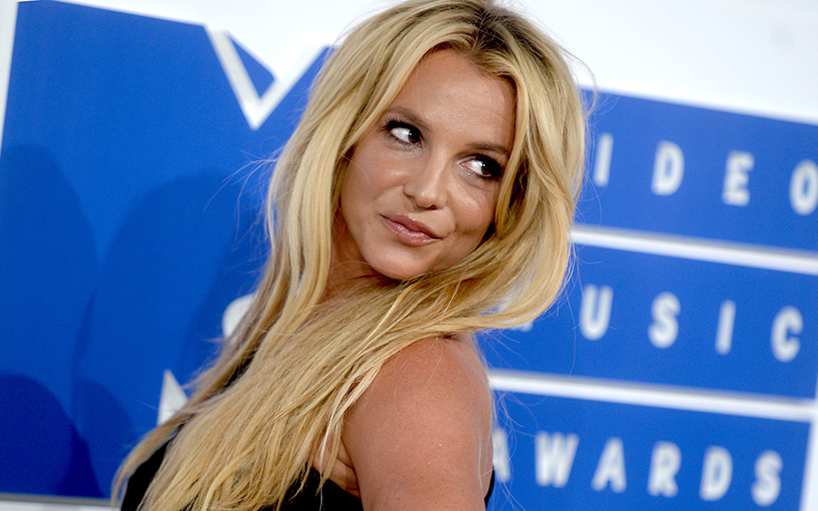 Vừa tuyên bố đính hôn với bạn trai kém 13 tuổi, Britney Spears bất ngờ xóa trang cá nhân hơn 34 triệu “follow”