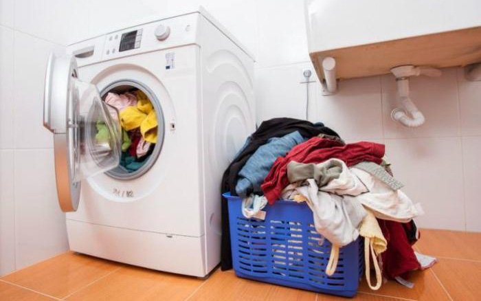 8 vật dụng không nên cho vào máy sấy, máy giặt quần áo