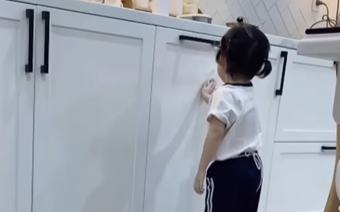 Clip siêu dễ thương của con gái Nhã Phương - Trường Giang: Vừa lau dọn nhà cửa, vừa hát líu lo đợi ba về
