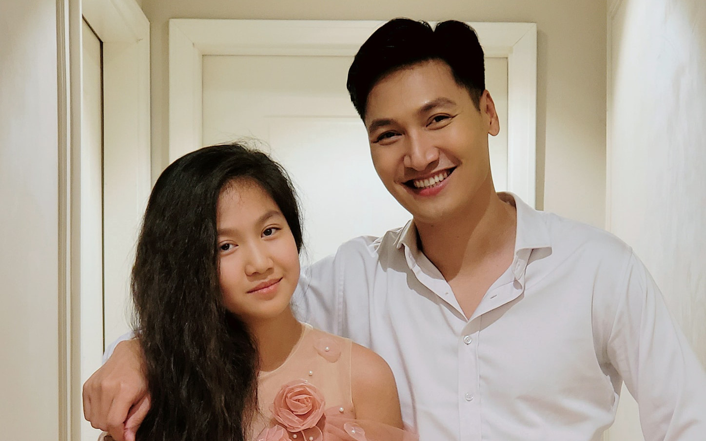 Con gái Mạnh Trường "Hương vị tình thân" mới 12 tuổi đã cao gần bằng bố, nhan sắc thế nào mà dàn sao Việt khen đẹp như Hoa hậu?