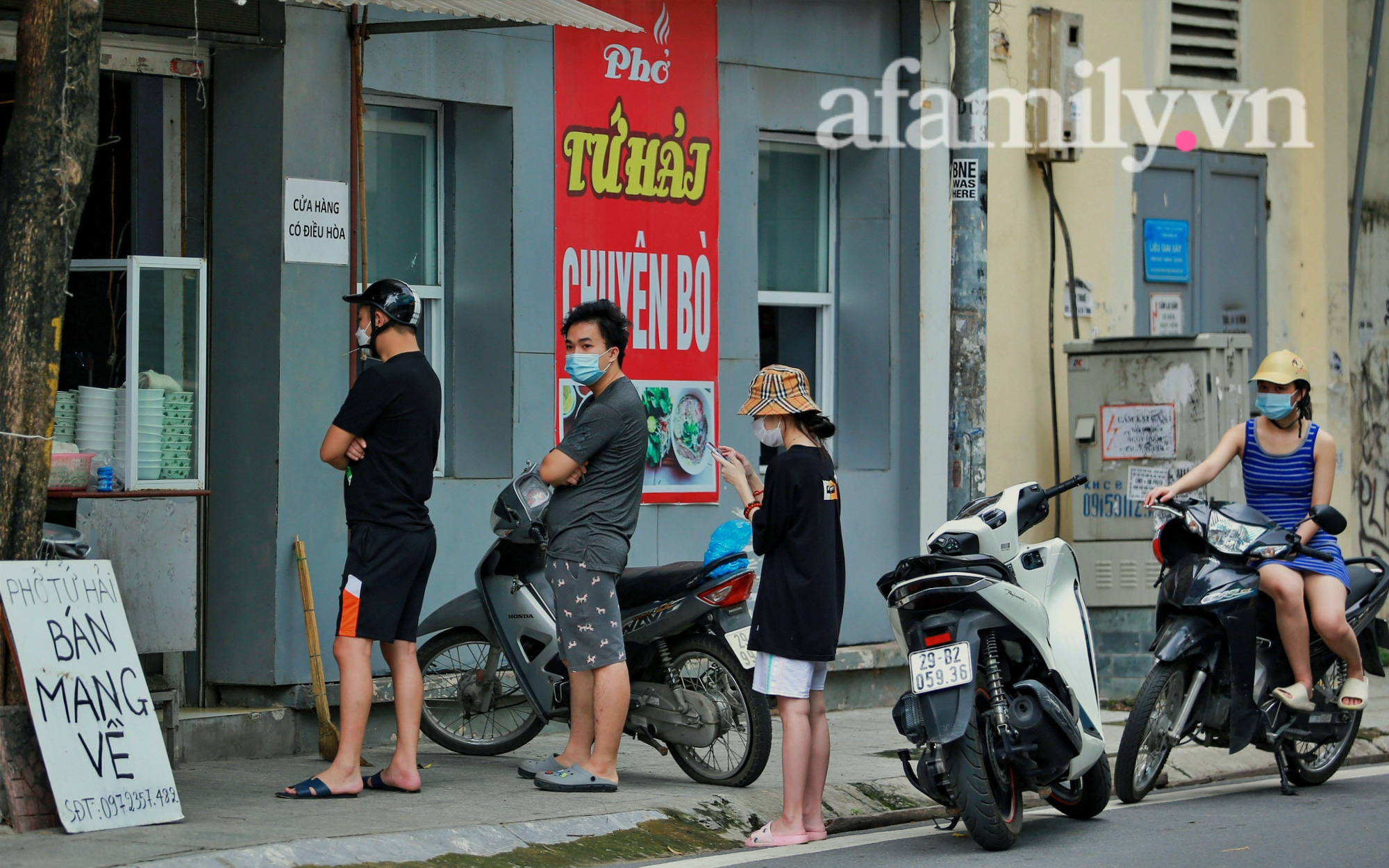 Người Hà Nội xếp hàng chờ mua phở, bún chả sau gần 2 tháng giãn cách, hiệu sách, tiệm sửa xe phủi bụi, cuộc sống "bình thường mới" bắt đầu!