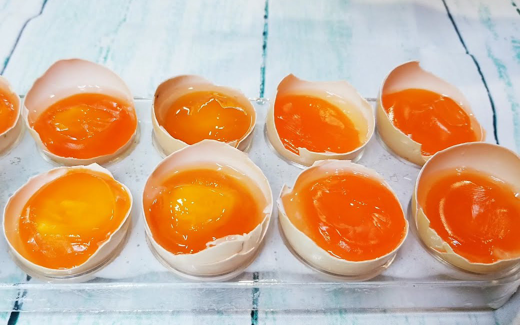 Cách làm trứng muối "thần tốc": Bình thường cần ít nhất 4 tuần nhưng làm thế này thì chỉ 2 ngày là xong!