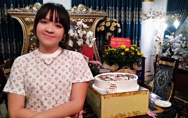 Con gái CEO Đại Nam cùng mẹ "comeback" trong tiệc sinh nhật, chiếc áo cô bé mặc có giá ngất ngưởng