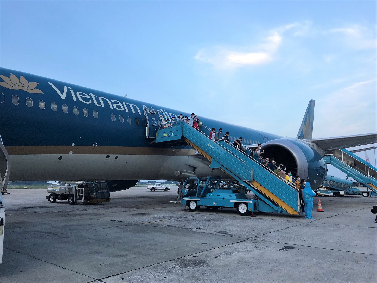 Vietnam Airlines hợp tác Traveloka hỗ trợ vận chuyển 60 y bác sĩ hoàn thành nhiệm vụ - Ảnh 1.