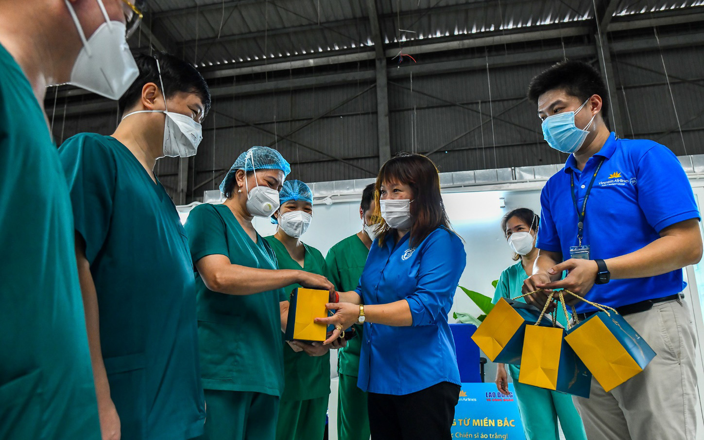 Gần 30.000 bánh trung thu đi 1.300km "đường mây" đến với y bác sĩ tại miền Nam