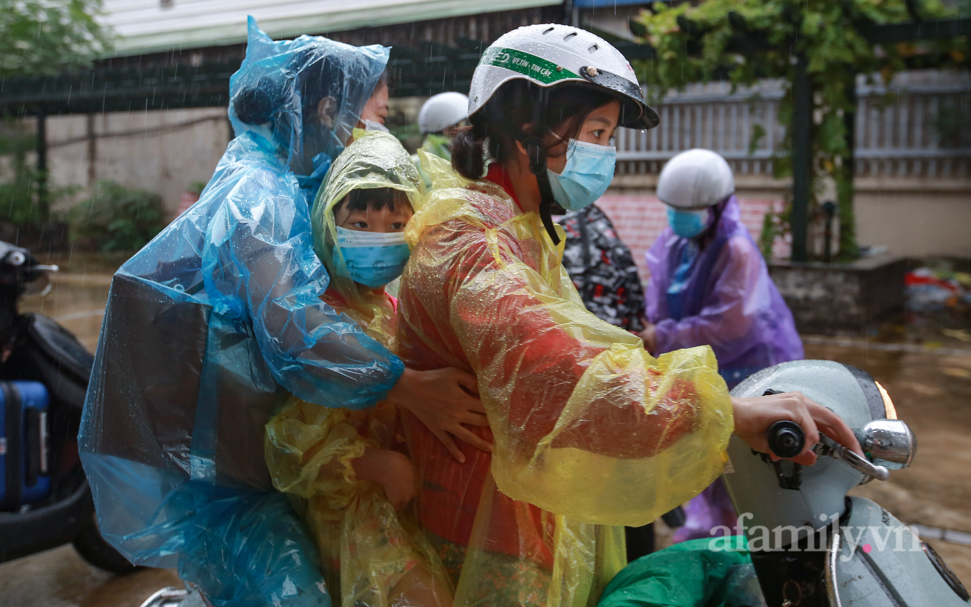 Hà Nội: Người thân đội mưa đón những công dân phường Thanh Xuân Trung hoàn thành cách ly trở về với gia đình
