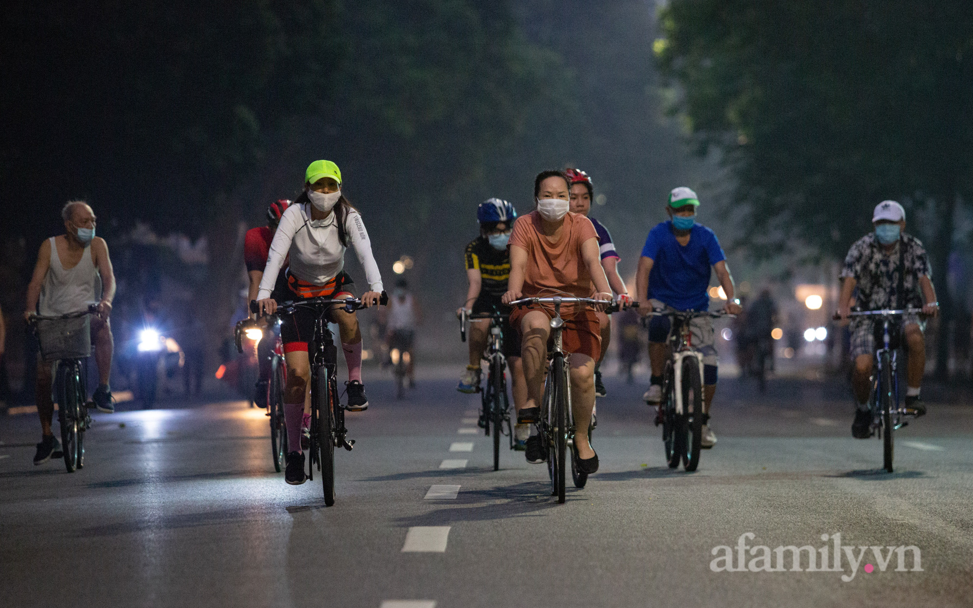Cảnh lâu lắm rồi mới thấy ở Hà Nội: Người người xuống đường tập thể dục, phố đi bộ thành "trường đua" xe đạp từ sáng sớm