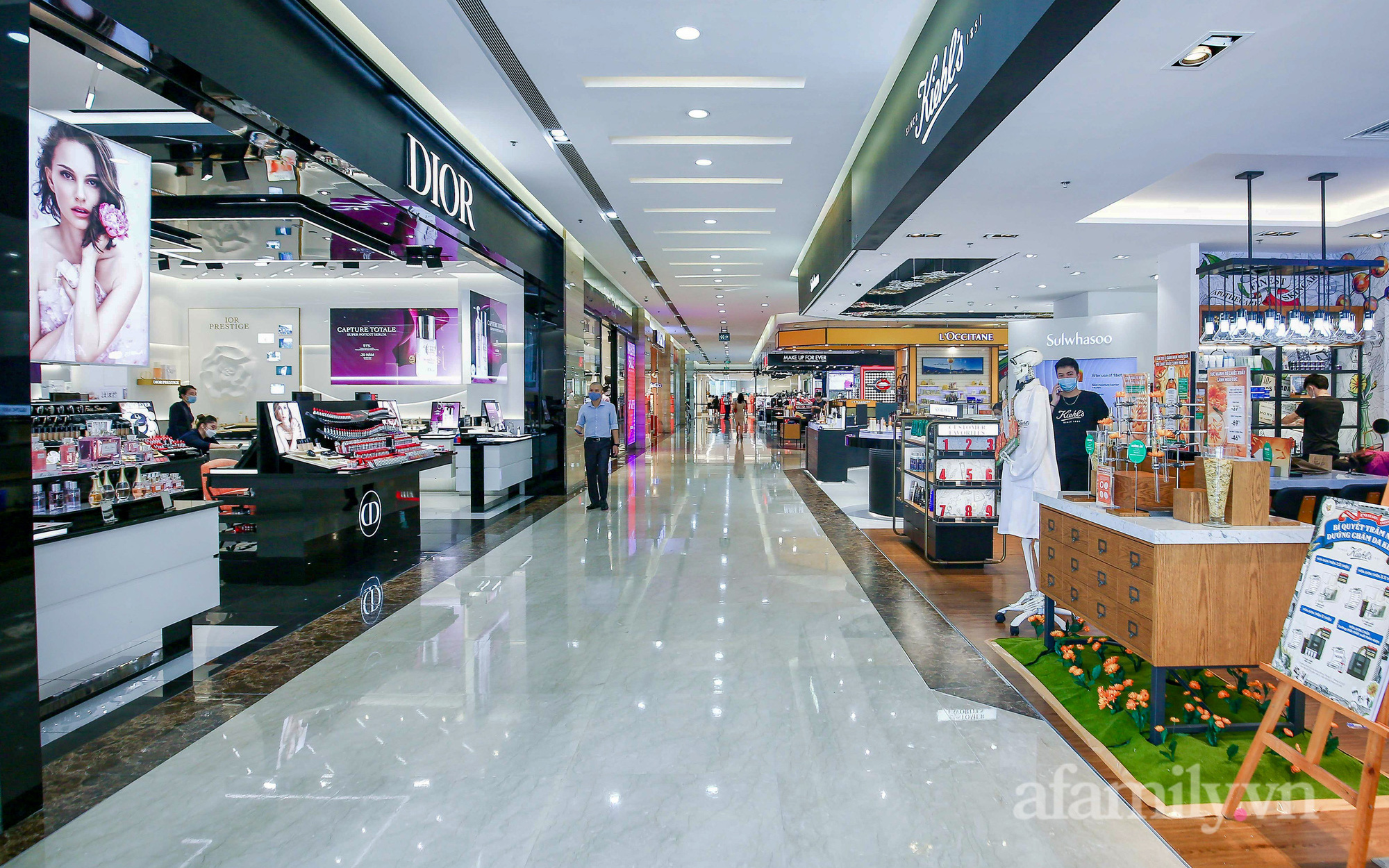 Trung tâm thương mại ngày đầu mở cửa trở lại tại Hà Nội