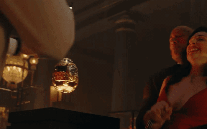 "Wonder Woman" Gal Gadot đẹp đến choáng ngợp trong trailer "Lệnh truy nã đỏ" của Netflix