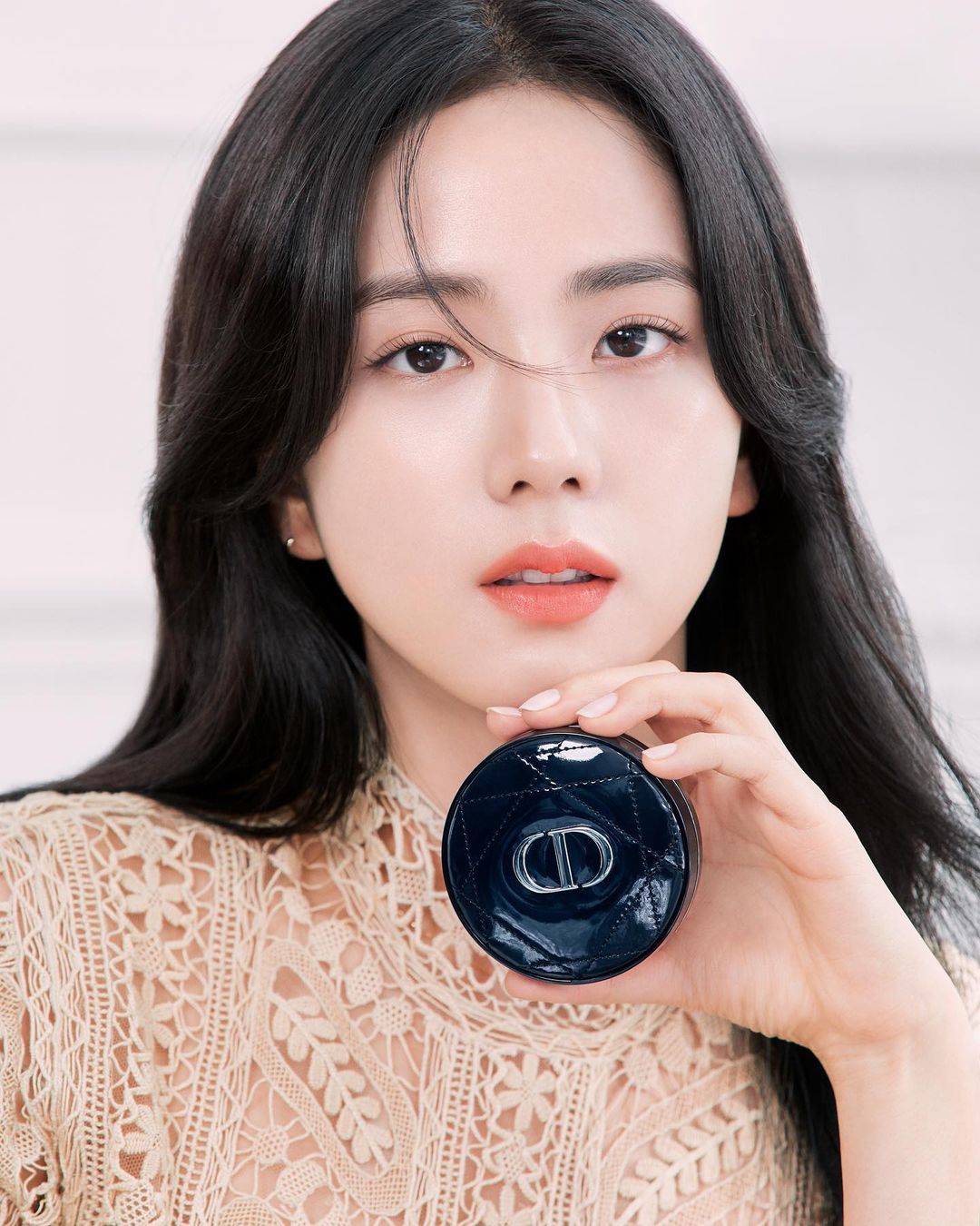 Jisoo già nua Nhược điểm nhan sắc "trí mạng" của Jisoo, makeup sơ sẩy là già ngay chục tuổi, lộ visual lão hóa không phanh - Ảnh 1.
