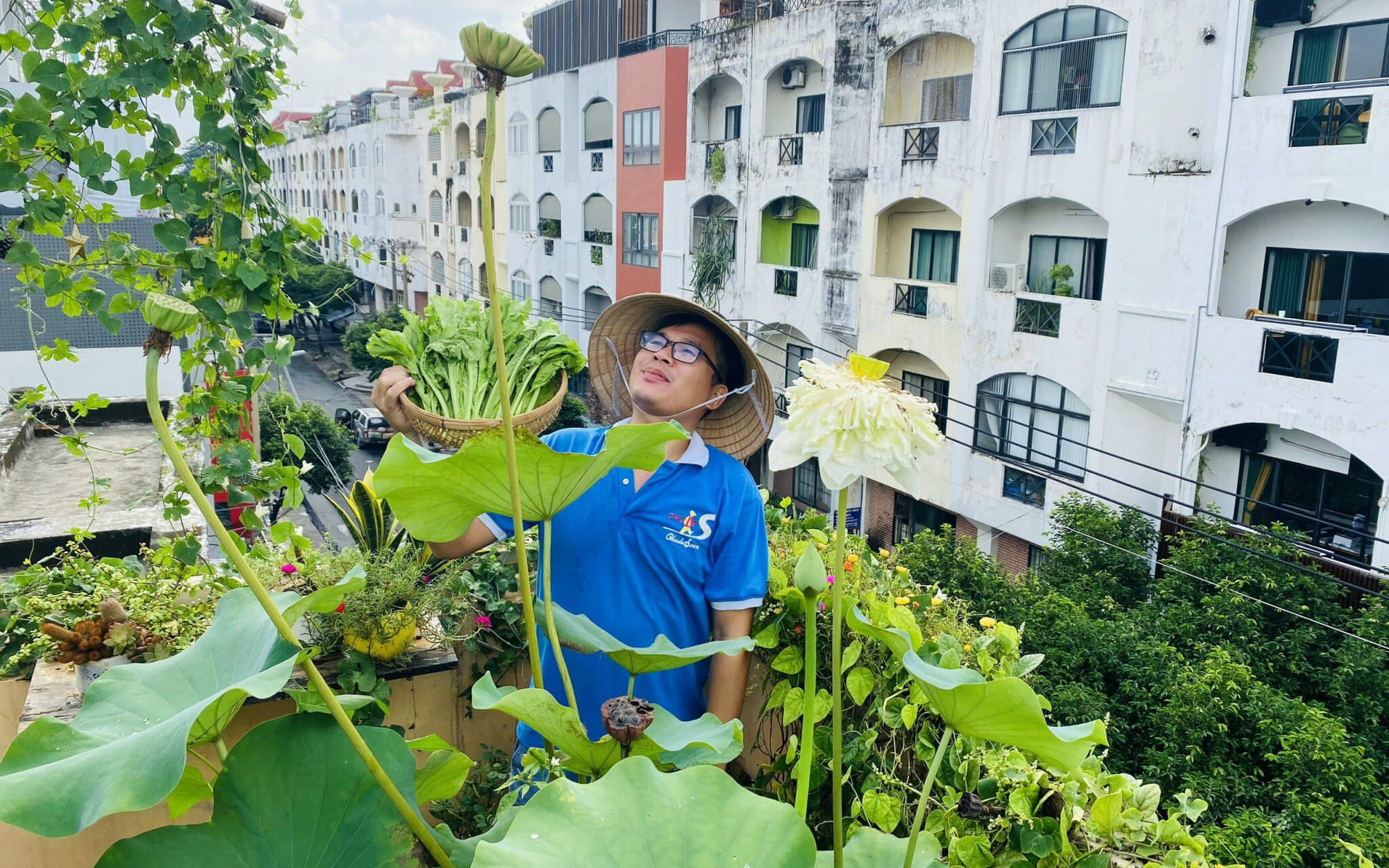 Sân thượng 20m² xanh mướt có đủ rau, hoa, góc thưởng trà thư giãn ở Sài Gòn