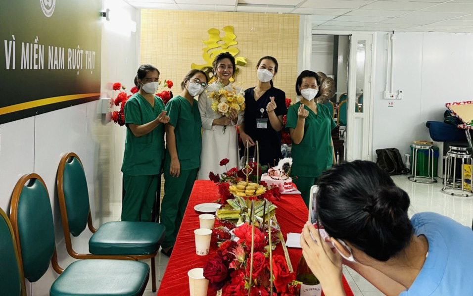 Xúc động đám cưới qua màn hình của nữ điều dưỡng xinh đẹp vào Sài Gòn chống dịch với chú rể ở Hà Nội