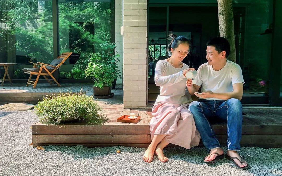 Cuộc sống hạnh phúc của cặp vợ chồng trong ngôi nhà vườn xanh mát, không cần dùng đến điều hòa