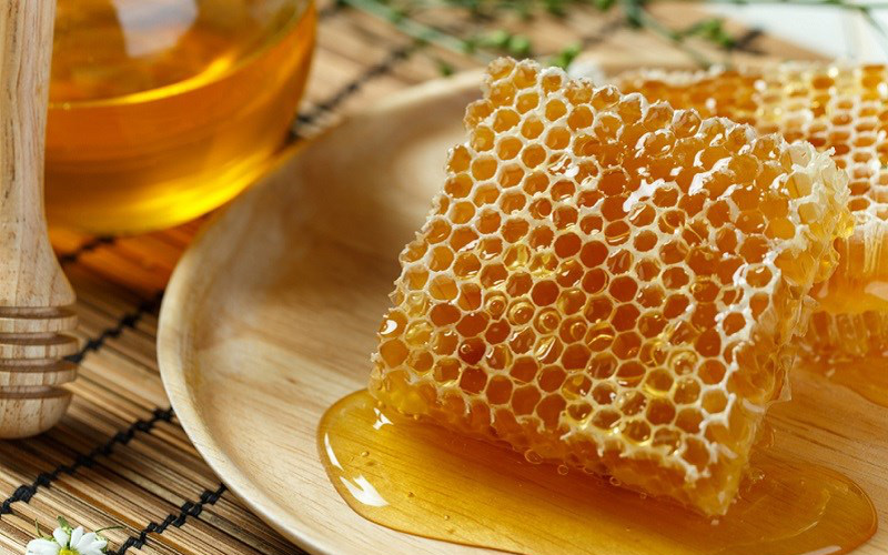 Không phải mật ong, đây mới là thứ được lấy ra từ tổ ong vừa giúp trị bệnh lại làm đẹp vô cùng hiệu quả mà nhiều người không hay biết