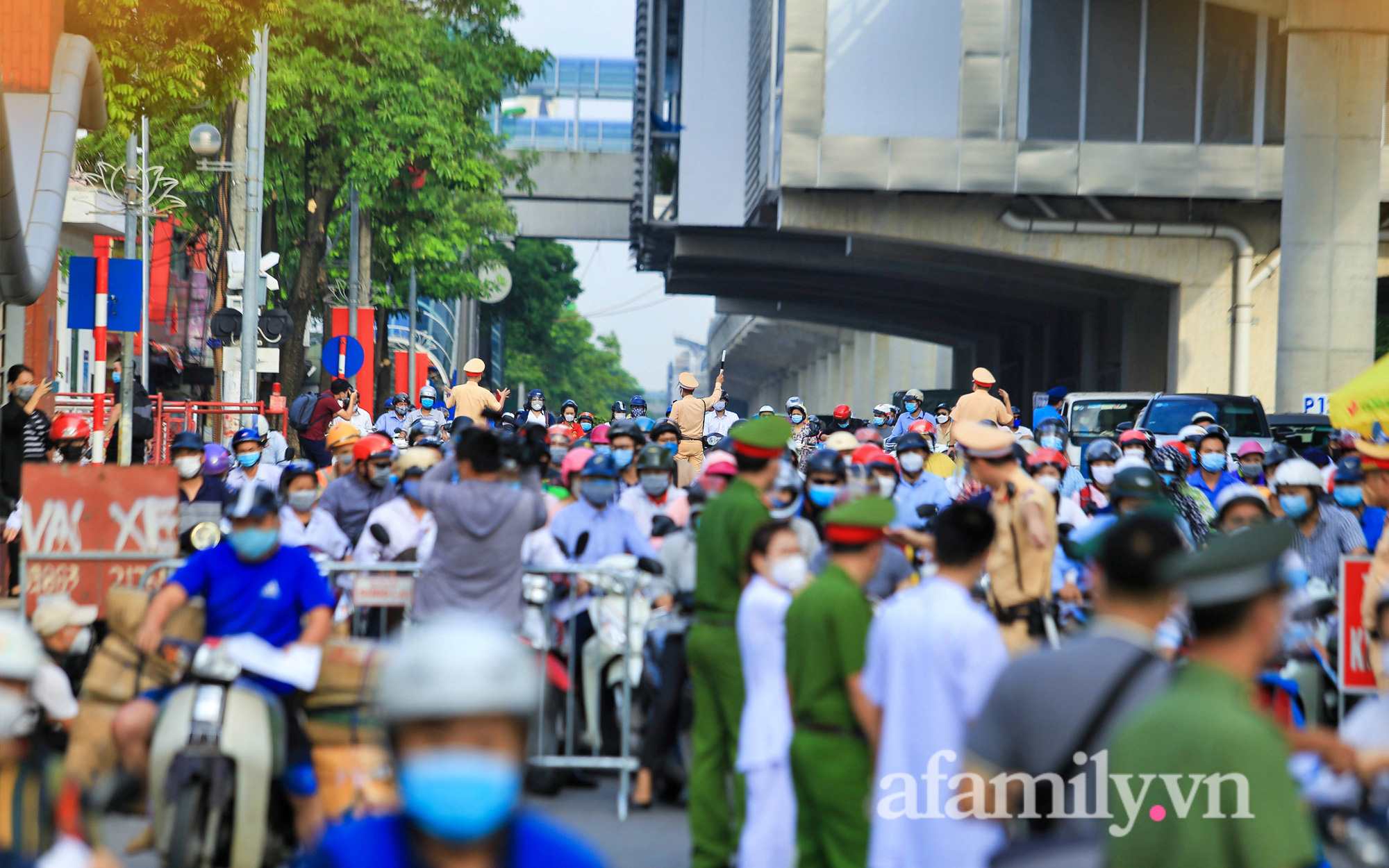 Hà Nội: Ùn tắc tại các chốt kiểm soát "vùng đỏ" trong ngày đầu áp dụng giấy đi đường mới