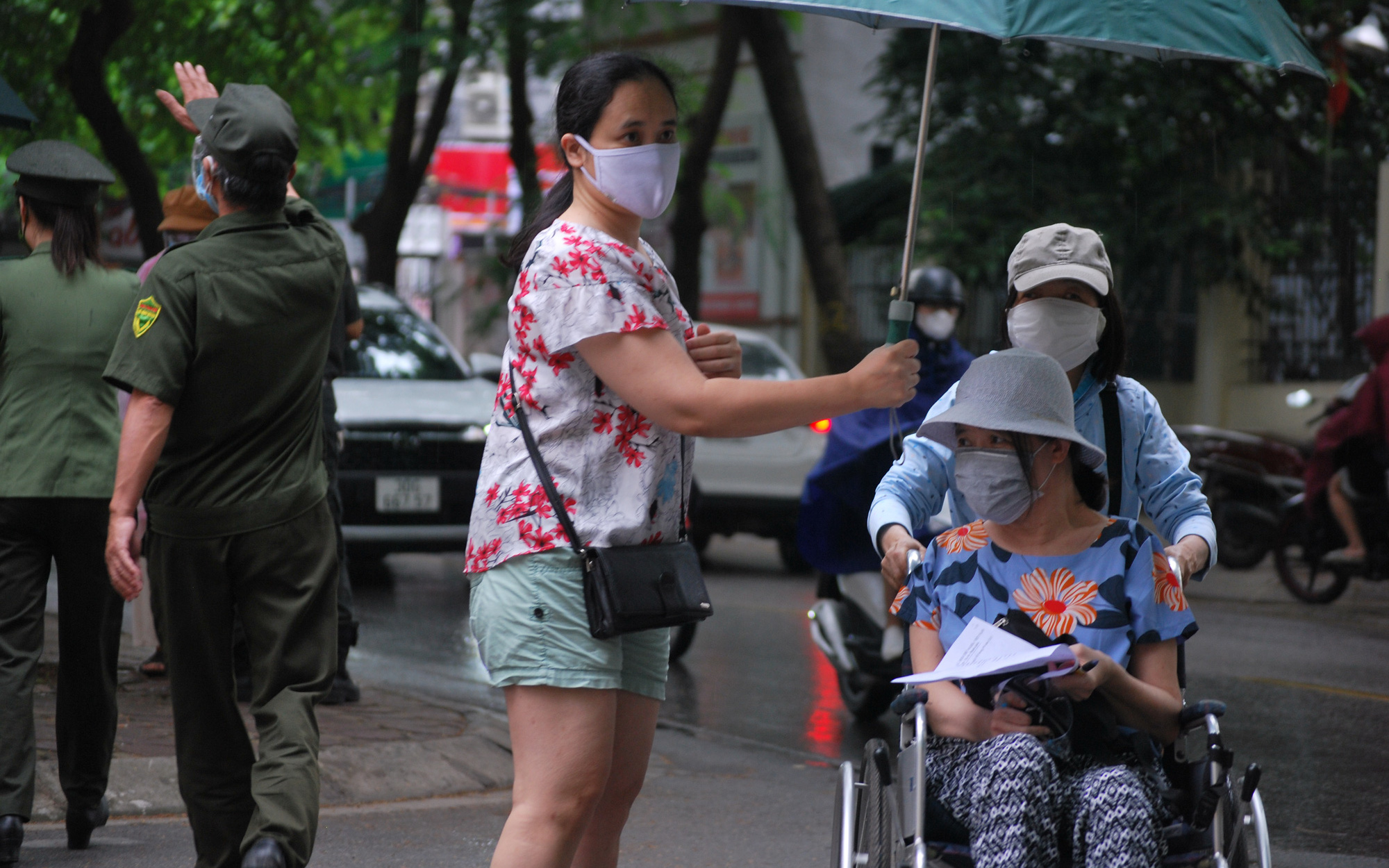 Hà Nội: Phường Nhân Chính ghi nhận cặp vợ chồng mắc COVID-19, người dân đội mưa đi tiêm vắc xin