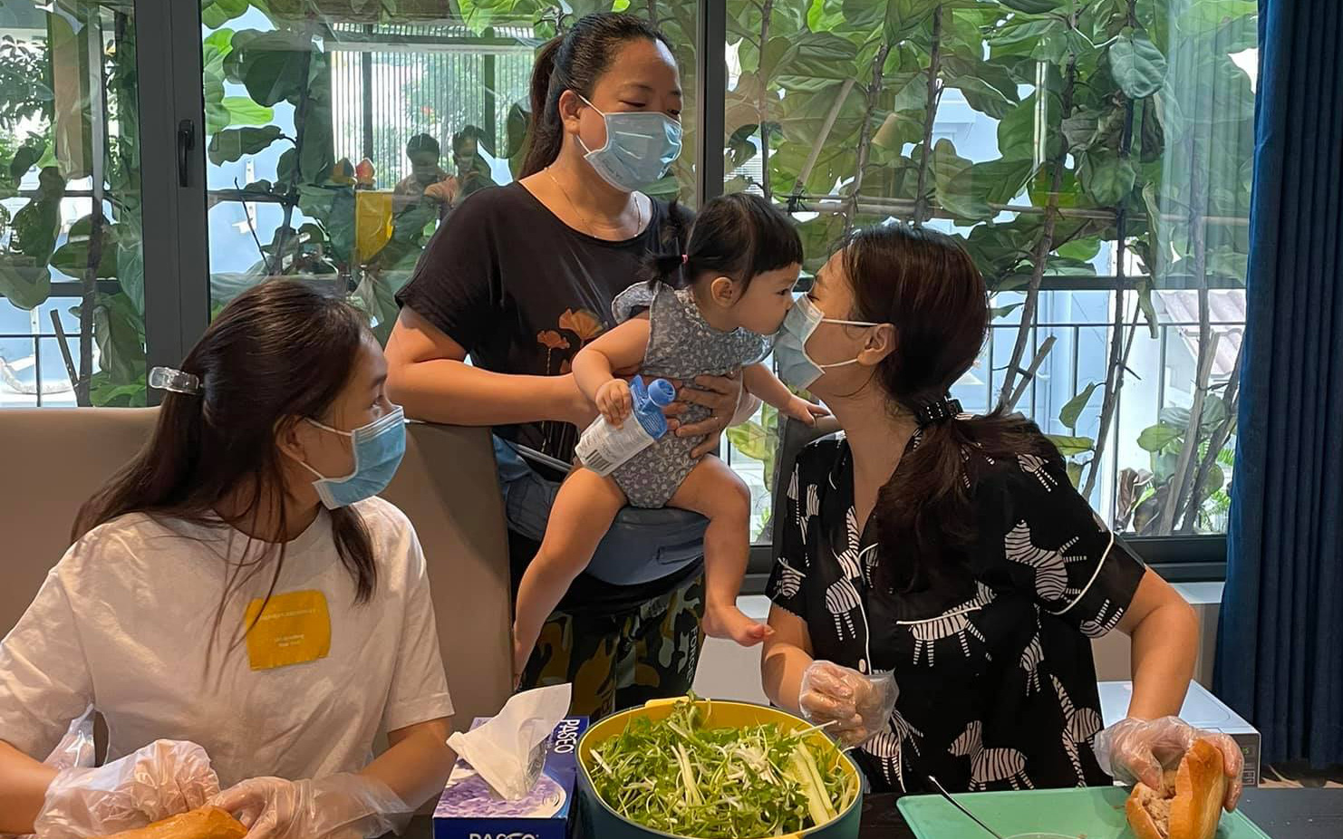 Cả nhà Cường Đô La đang bận rộn chuẩn bị đồ ăn hỗ trợ mùa dịch nhưng con gái cưng Suchin vừa xuất hiện là gây chú ý ngay