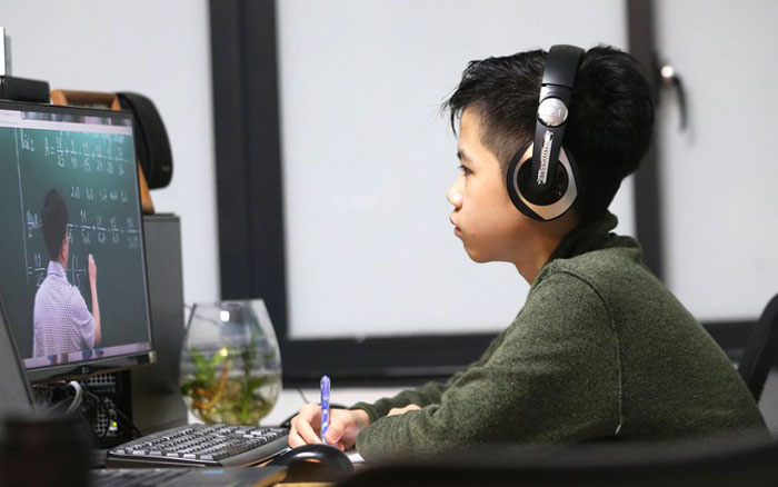 Ồn ào chuyện học online: Bố mẹ ơi ai cũng đang cố gắng, mình bớt kêu ca đi!