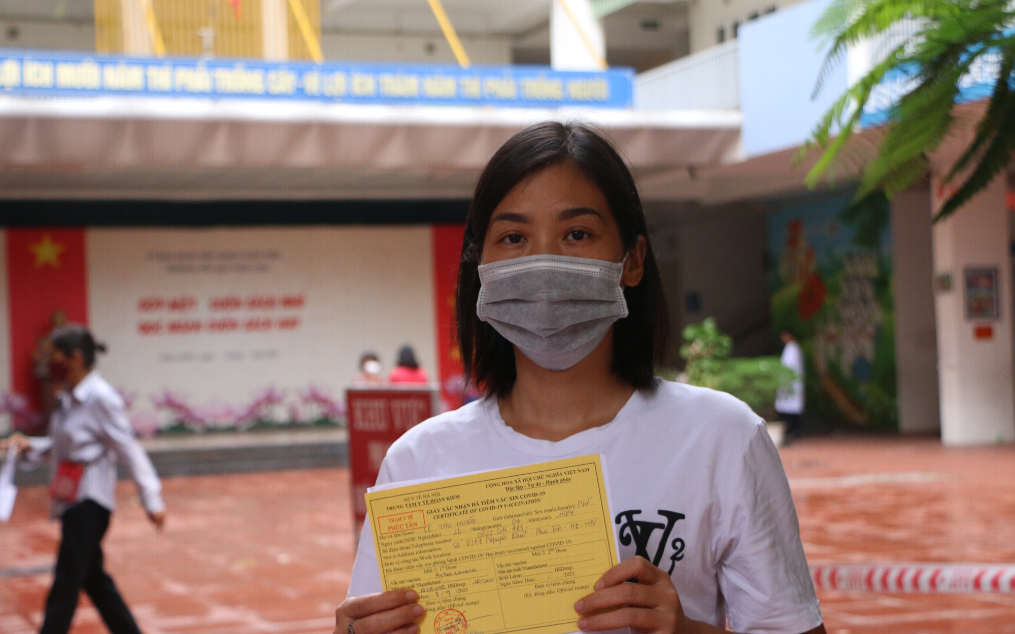 Người mẹ 3 con "vô hình" ở Hà Nội phấn khởi nhận được giấy đi tiêm vắc xin phòng COVID-19