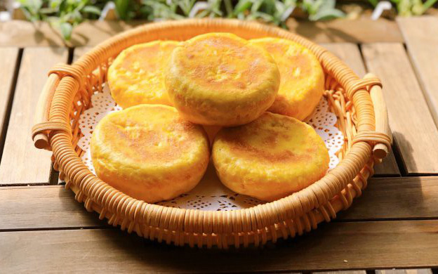Chỉ với 3 nguyên liệu cực đơn giản này, chị em đã có thể có ngay món bánh phô mai ngọt thơm "không lối thoát"!